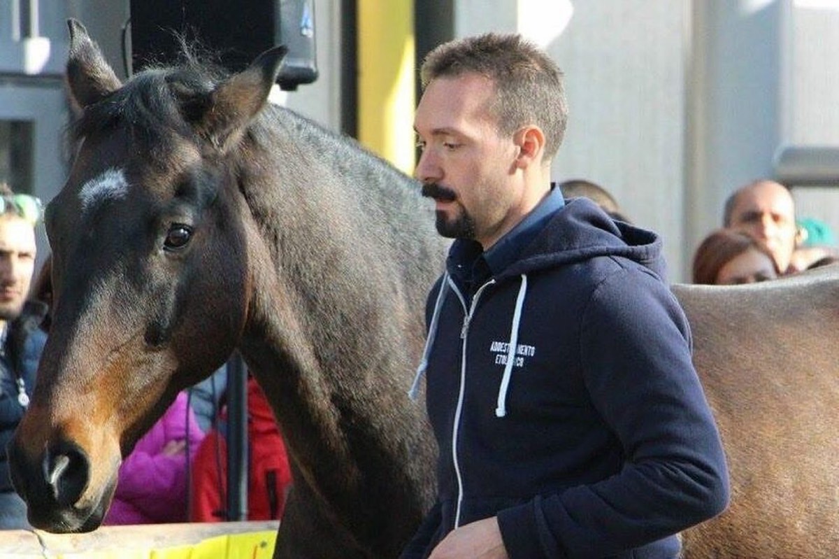 Alberto Alessi con un cavallo davanti al pubblico