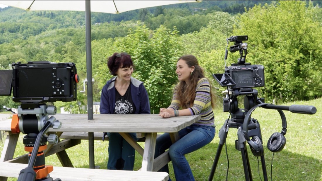 Backstage: intervista all'aperto durante le riprese