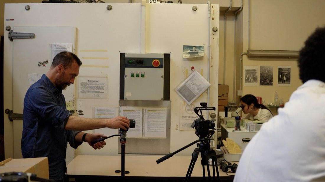 Backstage: riprese in laboratorio di ricerca